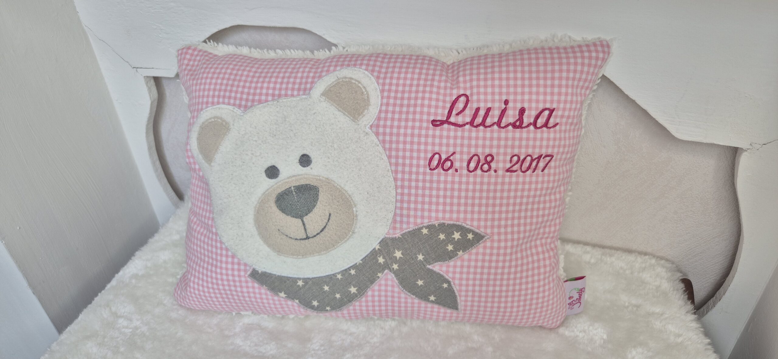 Personalisiertes Kuschelkissen mit Bären-Applikation und aufgesticktem Namen