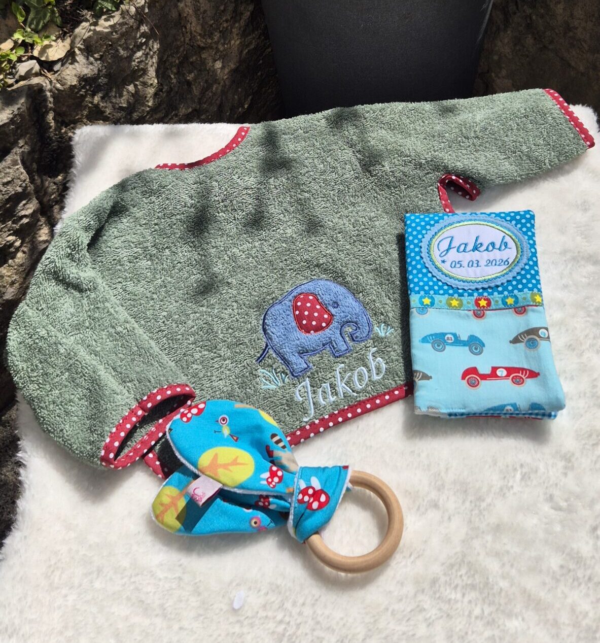 Personalisierte Mutter-Kind-Pass-Hülle, besticktes Ärmellätzchen mit Namen Jakob und Beißring als Geschenk zur Geburt