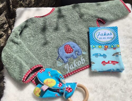 Personalisierte Mutter-Kind-Pass-Hülle und besticktes Ärmellätzchen für Jakob