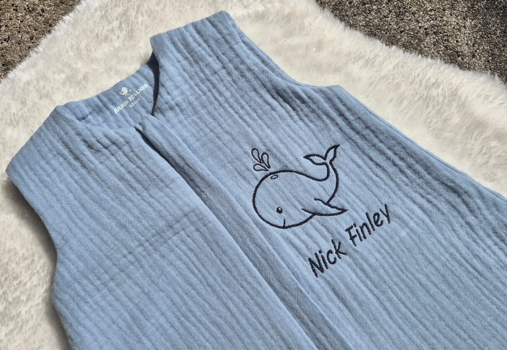 Die feine Stickerei mit Wal und Namen macht den Schlafsack zu einem ganz persönlichen Unikat.
