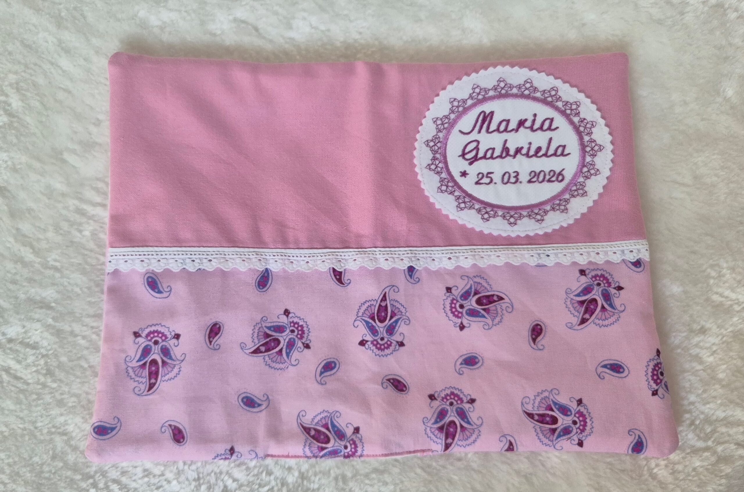 Geöffnete U-Heft-Hülle mit Blumenstoff und Spitzenband für Maria Gabriela, handgemacht mit romantischem Design