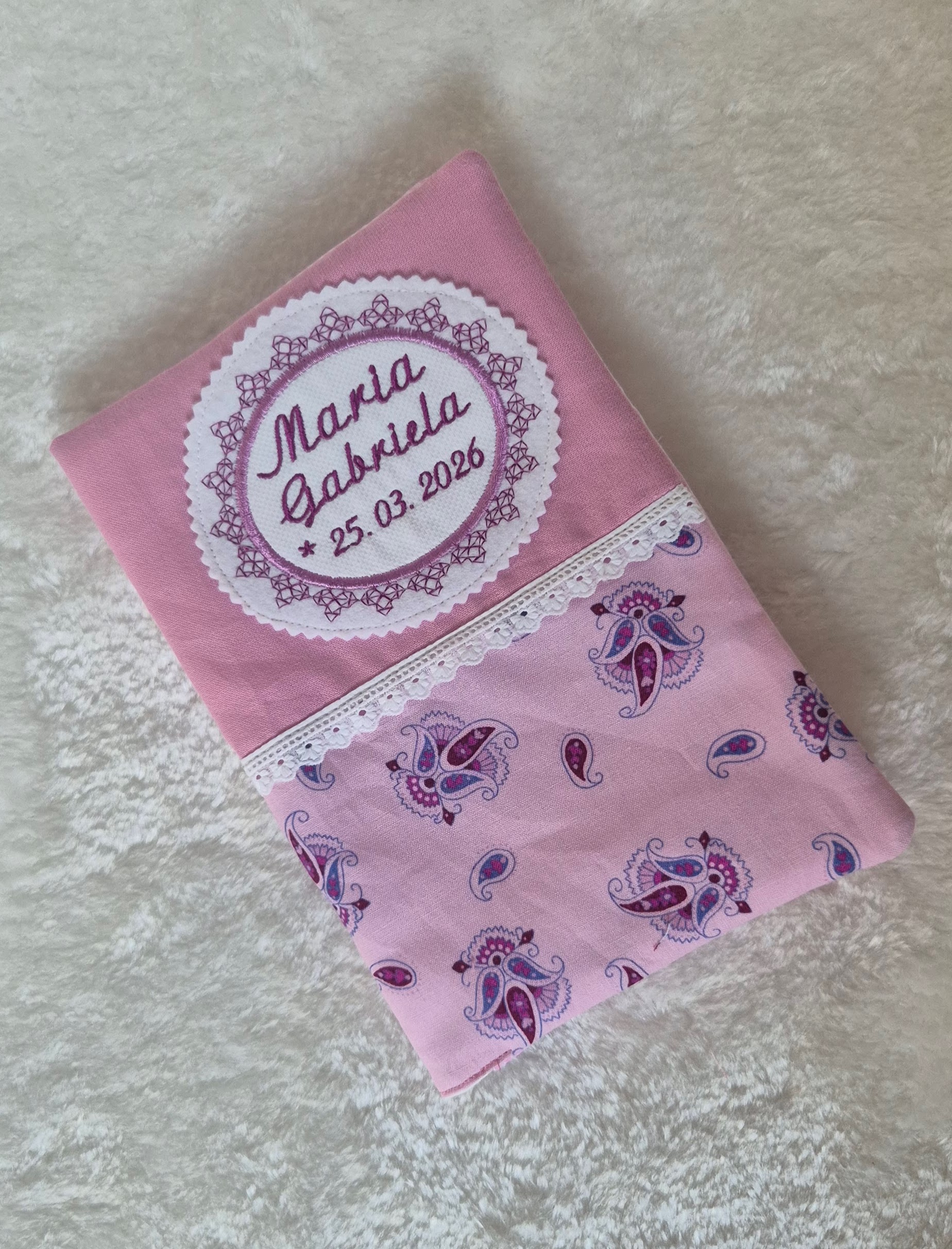 U-Heft-Hülle für Maria Gabriela mit Blumenstoff und Spitzenband in romantischem Design, handgemacht