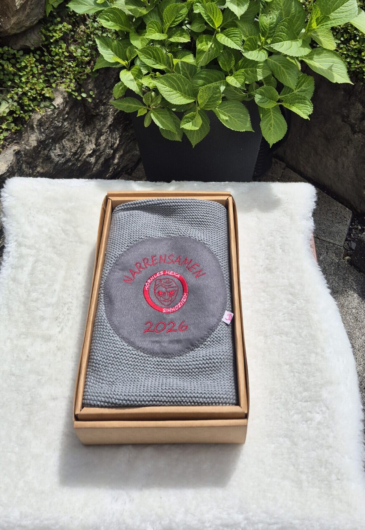 Liebevoll verpackte personalisierte Babydecke als Geschenk zur Geburt