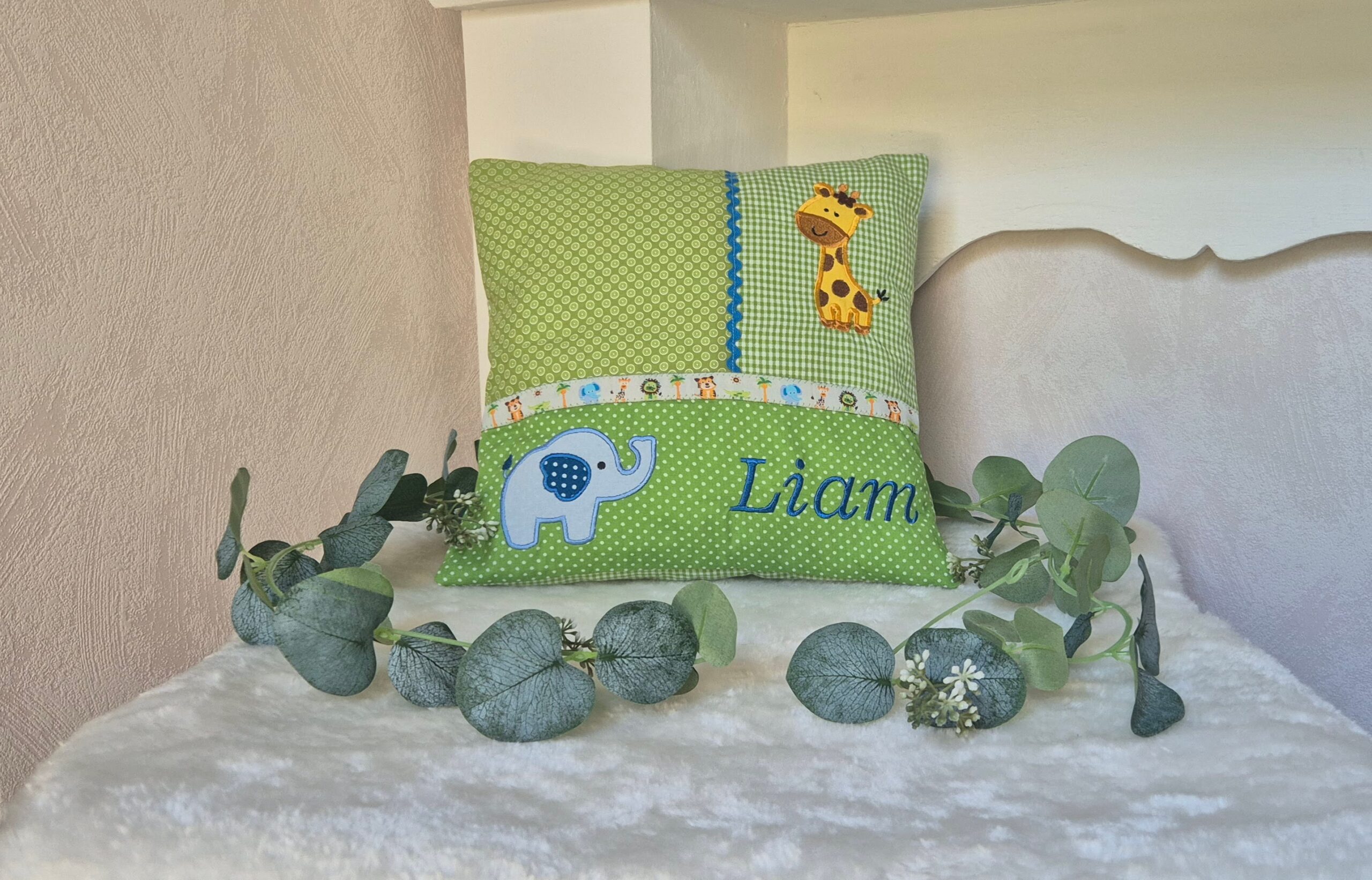 Personalisiertes Kuschelkissen mit Namen und Giraffe und Elefant als Applikationen