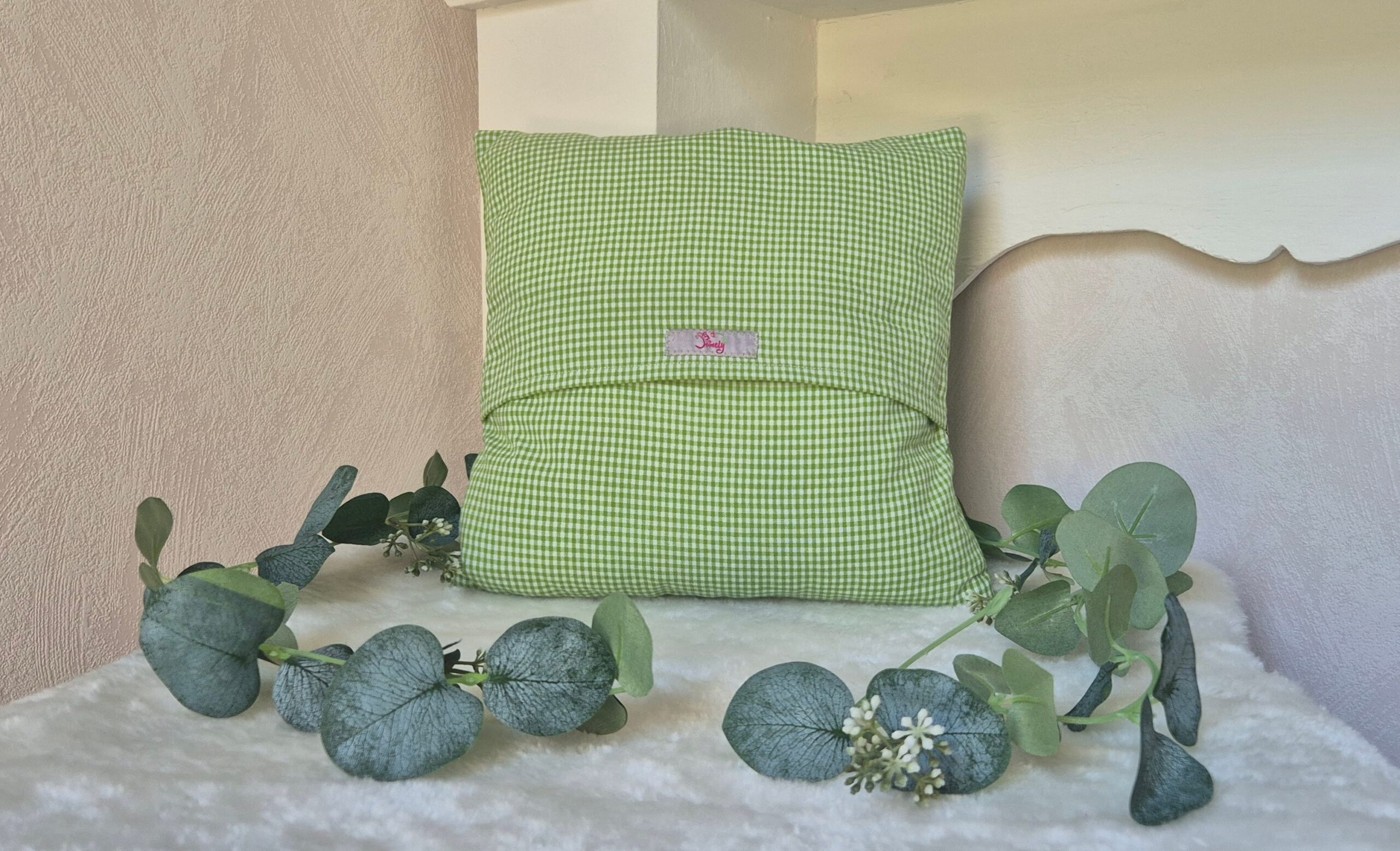 Rückseite eines personalisierten Kuschelkissens mit praktischem Hotelverschluss